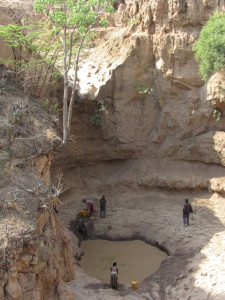 I crepacci della Rift Valley dove gli abitanti del luogo fino ad oggi hanno attinto acqua. 